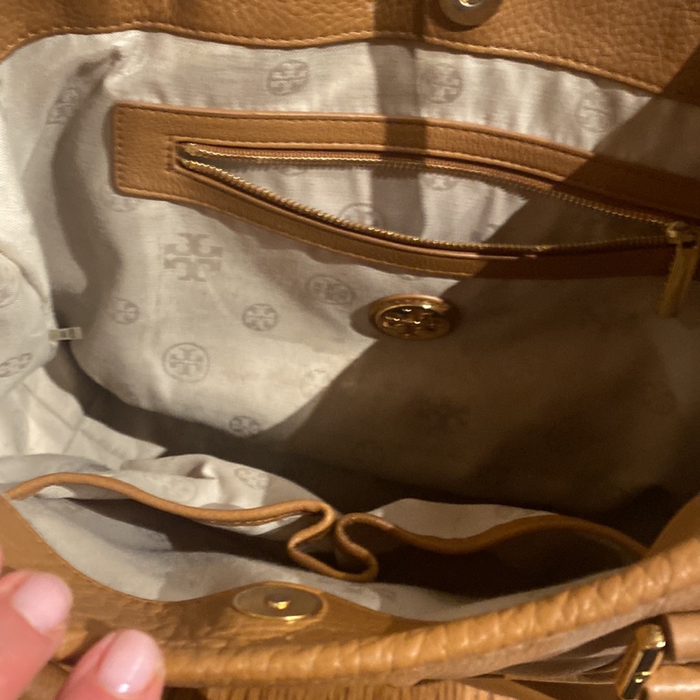 Tori Burch pocketbook - snap enclosure with inside zippered pocket - Picture 5 of 8